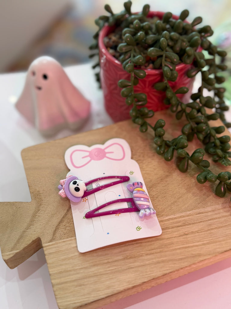 Pink snap clip set with panda and candy decoration on display card.