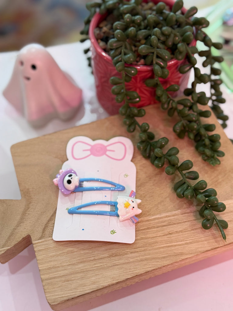 Blue snap clip set with ghost and star decoration on display card.